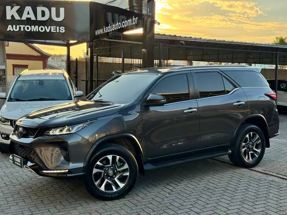 TOYOTA HILUX SW4 2.8 D-4D TURBO DIESEL DIAMOND 7L 4X4 AUTOMÁTICO